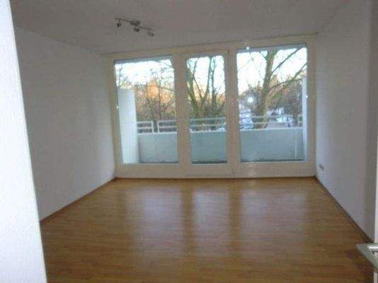 Wohn-Schlafbereich mit Zugang zum Balkon