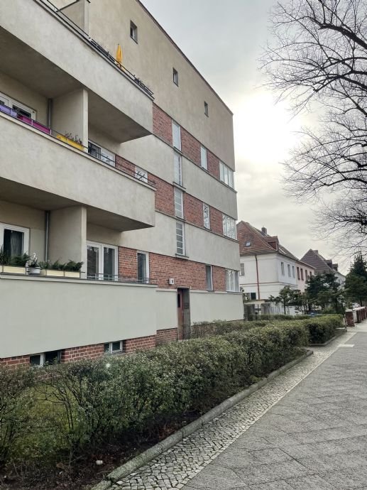 Modernisierte 2,5 –Zi. Altbauwohnung mit Wannenbad, Balkon und kleiner Terrasse mit Zugang zum Innenhof!