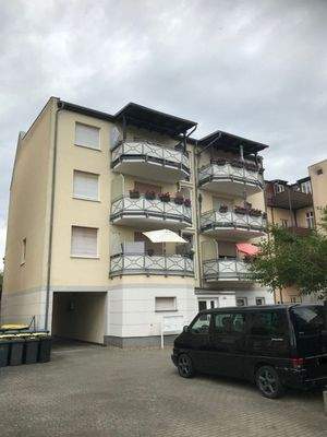 Hofansicht mit Balkonen und Stellplätzen