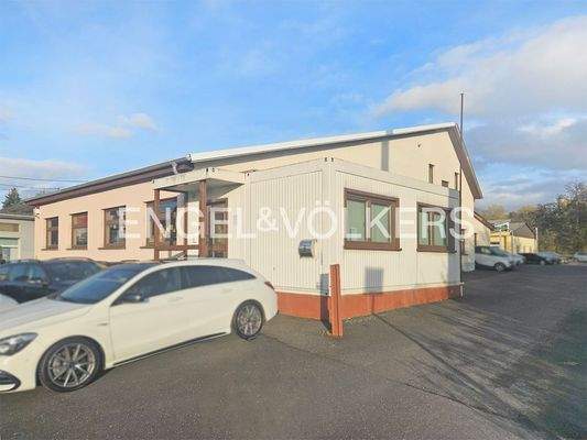 Vorderansicht mit Zuwegung zum Innenhof und Nachbarn
