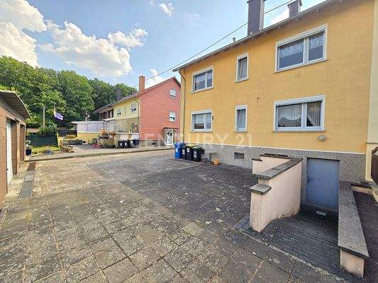 Gegenseite der Terrasse mit Zugang zum Keller 