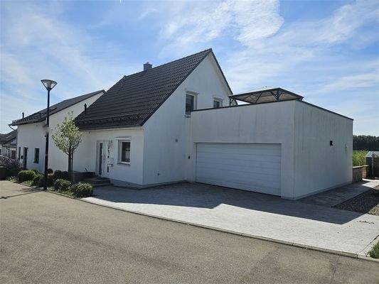 Ansicht vorne mit Garage