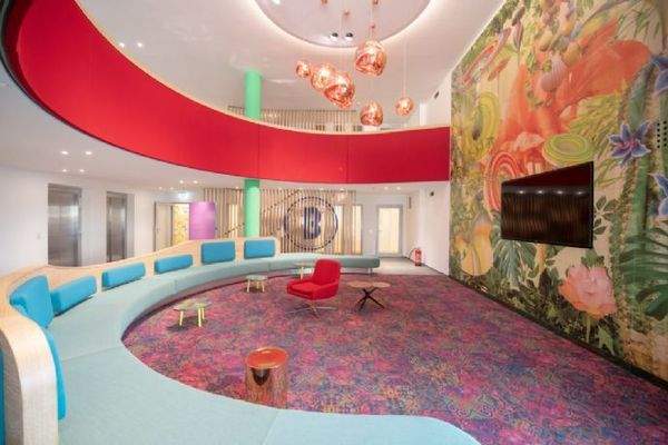 Foyer mit Großbildschirm