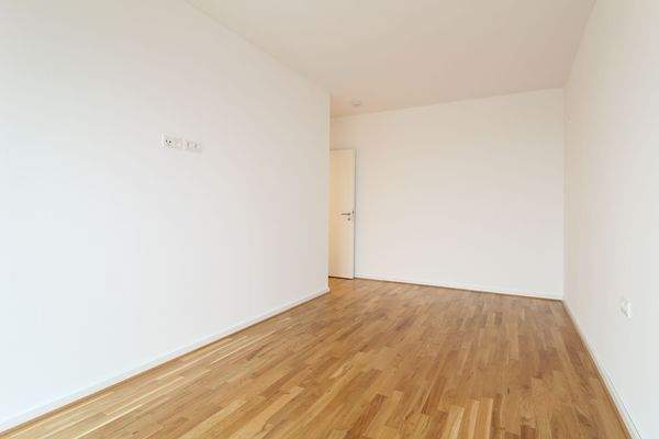 Leerer Raum mit Holzboden