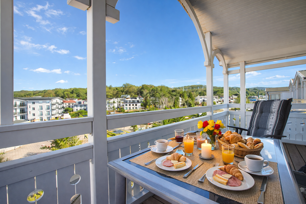 Frühstück auf dem Balkon mit Ausblick