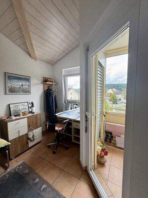 Schreibtischplatz im Schlafzimmer mit Zugang auf Balkon/Loggia