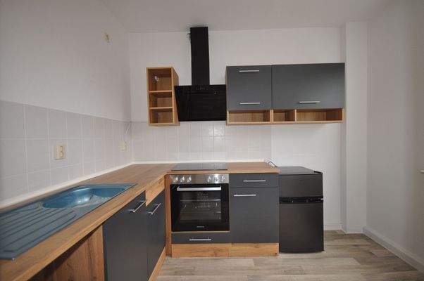 13 Küche mit Einbauküche.JPG