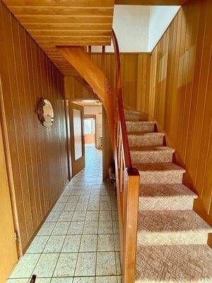 Flur und Treeppe zum OG