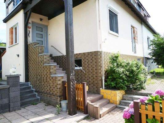 Hauseingang im Hochparterre