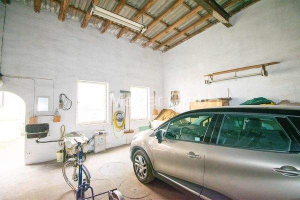 Rustikale Garage mit Stellplatz für 3 Autos und Fahrräder