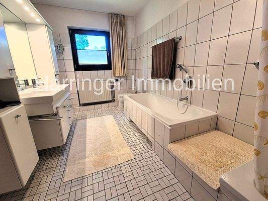 Bad mit Wanne und Dusche