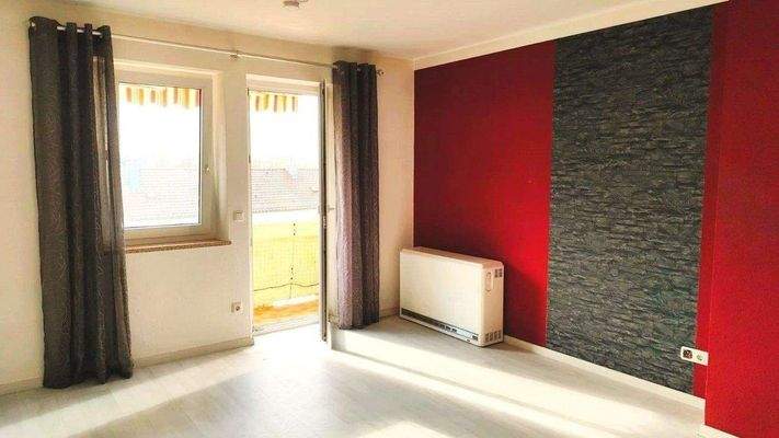 Helles Wohnzimmer mit Zugang zum Balkon