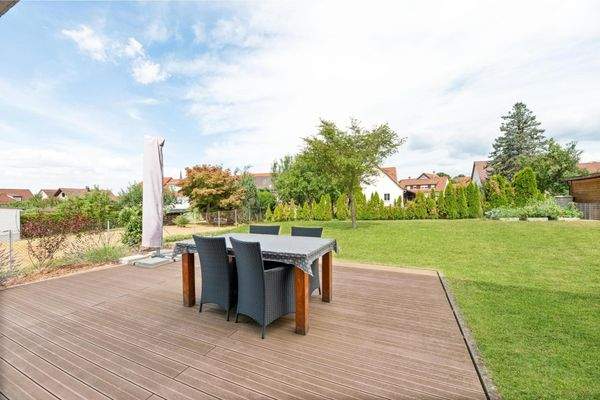 Terrasse mit Blick in den Garten