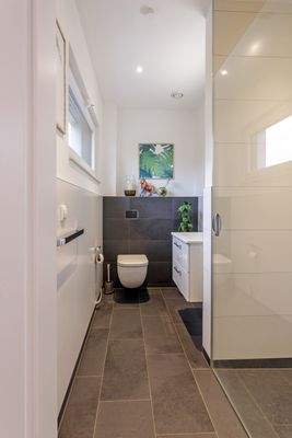 Gäste-WC mit Dusche im EG.jpg