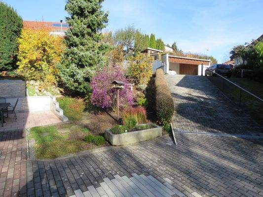 Vorgarten mit Zufahrt 