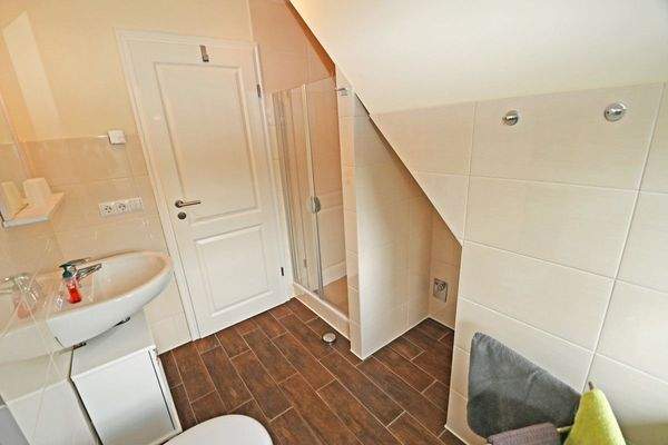 Bad DG-  linke Wohneinheit