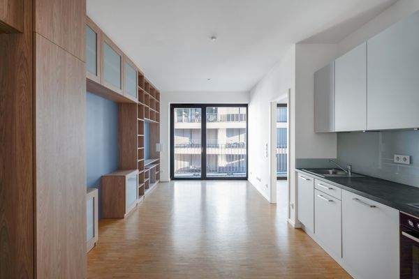 Wohnzimmer mit Einbauküche