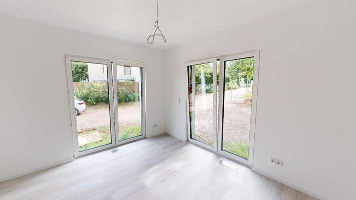 Wohnbereich mit Zugang zu Terrasse und Garten