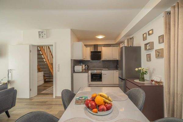 DH1, rechte Hälfte: Wohn-/Essbrereich mit Küche