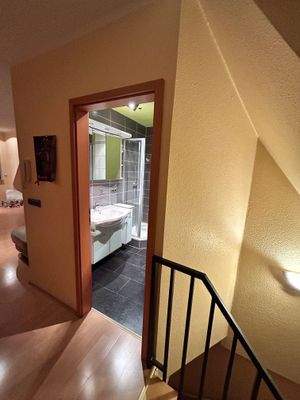 2. OG, Blick zum Bad und Wohnzimmer