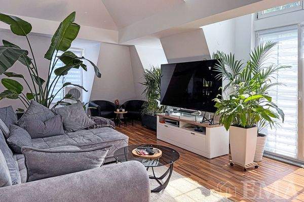 Wohnbereich mit Zugang zum kleinen Balkon