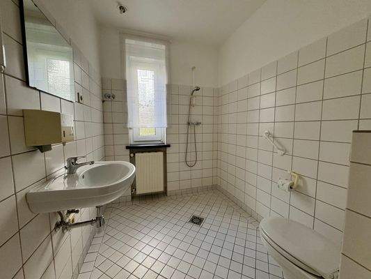 Badezimmer EG (Praxis)