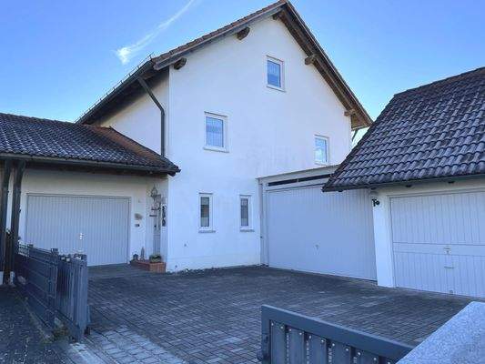 die gepflasterte Hofzufahrt