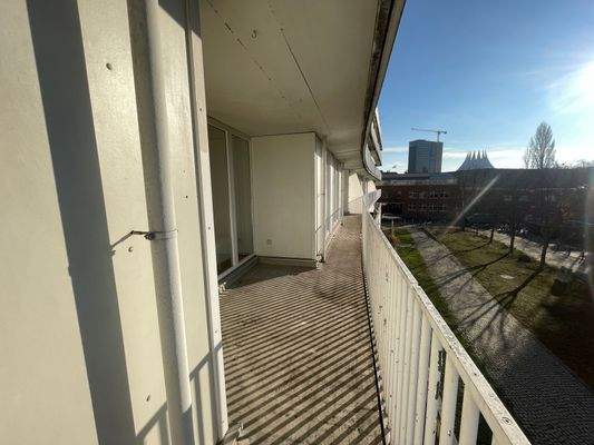 Balkon vor allen Zimmern ! Blick zum Tempodrom