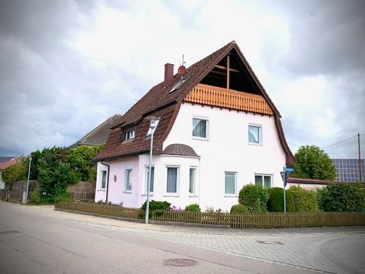 Sonnenseite mit großer Loggia