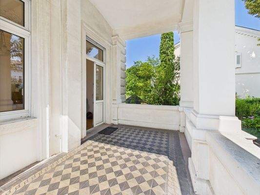 Großzügiger überdachter Balkon 