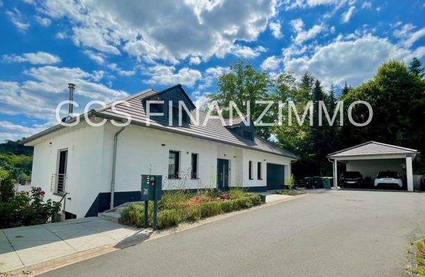 Wohnhaus mit Doppelgarage und Carport