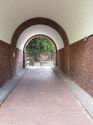 Durchgang zur Wohnanlage