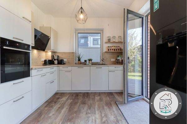 Helle Küche mit Zugang zur Terrasse – idealer Treffpunkt für Genießer