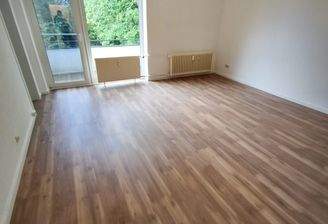 Wohn-/ Esszimmer mit Balkonzugang