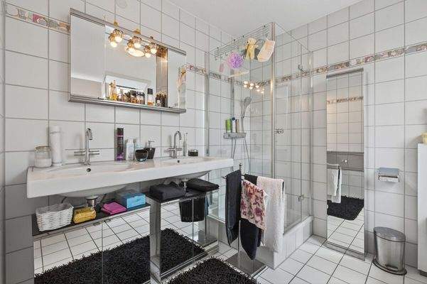 Helles Tageslichtbad im 1. Obergeschoss