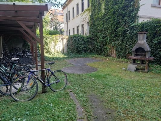 Innenhof mit Grillplatz und Fahrradplatz