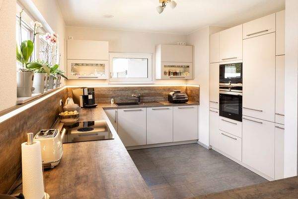 Großzügige Einbauküche...