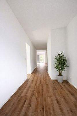 Flur mit Blick zum Wohnzimmer