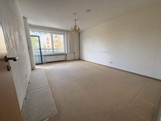 Wohnzimmer mit Zugang Balkon