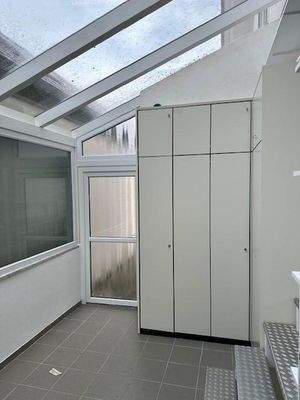 Stuhllager mit Einbauschränken