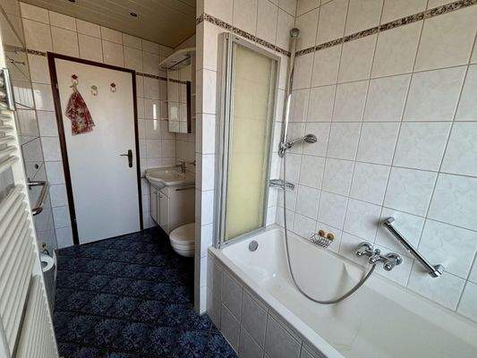 Wannenbad mit Fenster