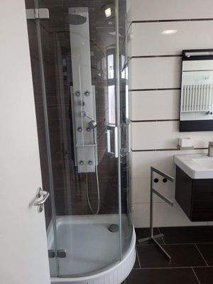 Tageslichtbad mit Echtglasdusche