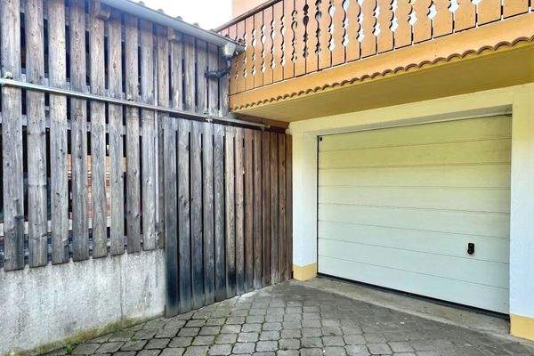 Garage + Holzschuppen