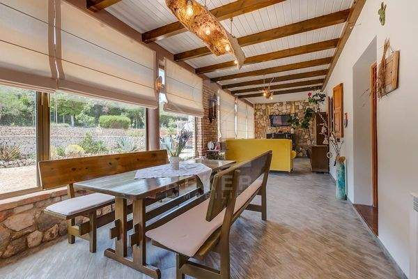 Ein zauberhafter Kamin schmückt den Wohnbereich