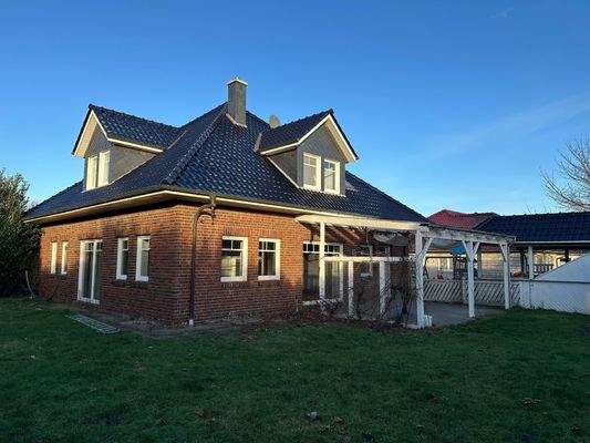 Rückansicht mit Terrasse