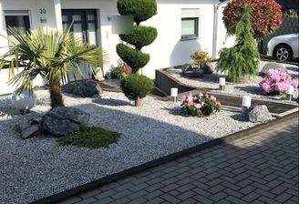 Vorderansicht an Privatstraße