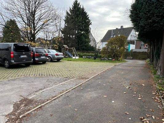 Parkplatz- hinterm Haus