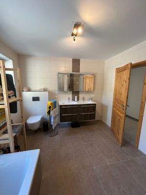 Bad mit Waschtisch.JPG