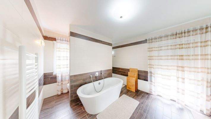 Modernes Tageslichtbad mit badewanne und Duche