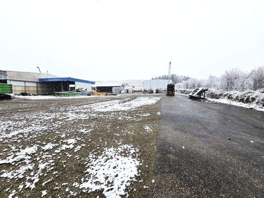 Teil-Freifläche kombiniert (Asphalt & Schotter)